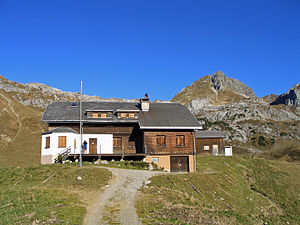 Biberacher Hütte von Süden mit Hochkünzelspitze (2397 m)