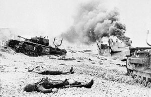 Zerstörte Landungsboote, Churchill Panzer und tote kanadische Soldaten am Strand von Dieppe