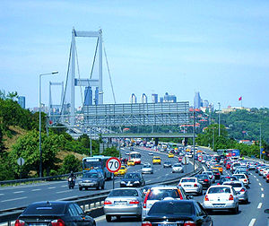 Die Otoyol 1 führt über die Bosporus-Brücke.