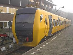 Ein Dieseltriebwagen Buffel auf Gleis 13 in Zwolle