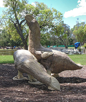 Statuen von Bullockornis im Kings Park in Perth.