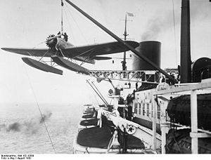 HE 58 D-1919 Bremen wird auf den Katapult der Europa gehoben.