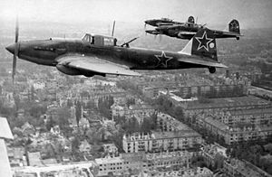 Sowjetische Flugzeuge über Berlin-Lankwitz