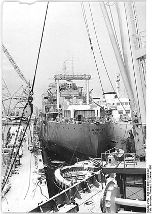 Bundesarchiv Bild 183-E0115-0003-002, Rostock, Warnow-Werft, Ausrüstungs- und Reparaturkai.jpg