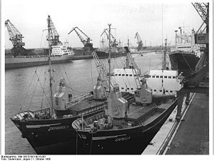 Bundesarchiv Bild 183-G1001-0015-001, Rostock, Überseehafen, Englische Frachter.jpg