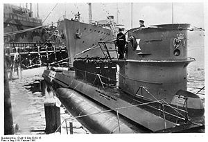 Bundesarchiv DVM 10 Bild-23-63-15, Kiel, Indienststellung U-Boot U 203.jpg