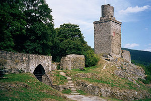 Die Burg Falkenstein im Jahr 2001. Blick auf Tor und Bergfried aus dem frei zugänglichen Inneren der Burg.