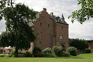 Wohnhaus und Torturm der Burg