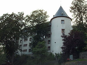 Hohnekampturm und Neubautrakt der Burg Bilstein
