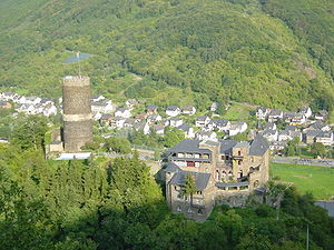 Burg Bischofstein (im Hintergrund Burgen)