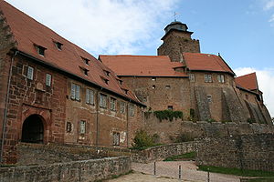 Burg Breuberg, Hauptburg und Torbau.