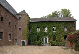 Hofseitige Fassaden der Burg Engelsdorf