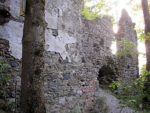Die Eingangsseite der älteren Burg mit den erhaltenen Resten des Außenputzes
