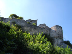 Blick von unten auf die Ruine der Burg Hohenurach