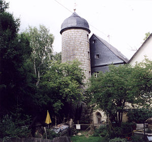 Hauptgebäude der Burg Kohlstein mit Treppenturm (2003)