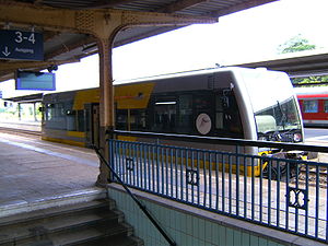 Zug der Burgenlandbahn in Weißenfels