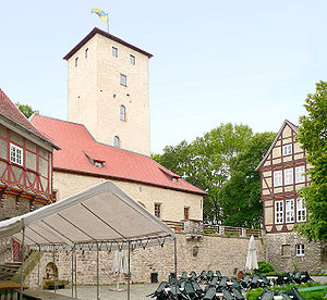 Innenhof der Burg Warberg mit Bergfried