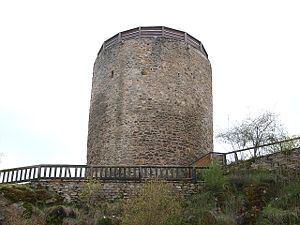 Burgruine Kollnburg - Ansicht des runden Bergfriedes