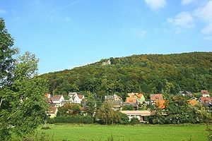 Burgruine Lichtenstein – Ansicht des Burgfelsens über Pommelsbrunn aus südlicher Richtung