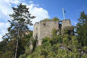 Burgruine Rabenstein – Ansicht der Ostseite des Wohnturmes mit dem hochliegenden Eingang