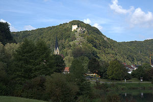 Burgruine Tachenstein – Ansicht der Ruine über Riedenburg aus südöstlicher Richtung