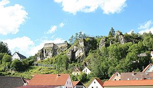Die Burgruine Wolfsberg vom Ort aus gesehen