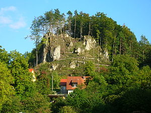 Bild 1, Der Felssporn über dem Dorf Strahlenfels, auf dem die Burg Strahlenfels einst stand, von Westen gesehen