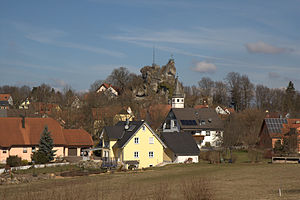 Burgstall Wichsenstein – Ansicht des Burgfelsens über dem Dorf aus südlicher Richtung