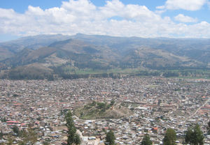 Luftaufnahme von Cajamarca, mit Santa Appollonia-Hügel im Vordergrund