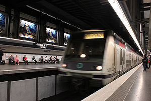 Ein Zug bei der Einfahrt in den Bahnhof Charles de Gaulle - Étoile