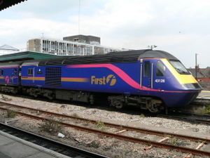 Zug des Typs "Class 43 (HST)" im Bahnhof Bristol Temple Meads