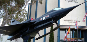 Convair YF2Y-1 vor dem San Diego Aerospace Museum