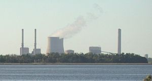 Der Kraftwerkskomplex, rechts neben den Kühltürmen der Kernreaktor (Block 3)