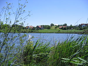 Der Muttelsee; im Hintergrund der gleichnamige Weiler