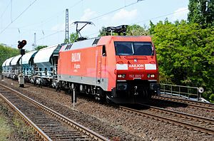 152 085-7 in Duisburg-Rumeln mit mehreren Wagons