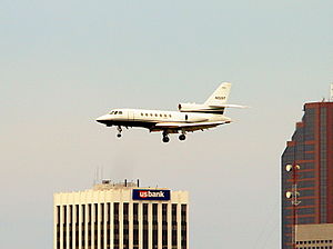 Eine Falcon 50 im Landeanflug