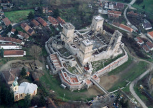 Luftbild der Burg Diósgyőr