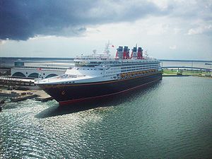 Disney Wonder am Pier von Port Canaveral