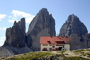 Dreizinnenhütte mit den Drei Zinnen im Hintergrund