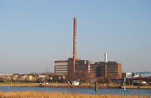 Das Kraftwerk aus Richtung Südwesten über den Rhein gesehen (Januar 2011)