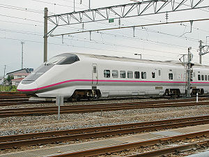 Shinkansen-Baureihe E3 Komachi am Bahnhof Omagari