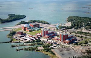 Das Kernkraftwerk Olkiluoto als Fotomontage mit EPR (links) und BWR-2500 (Mitte und rechts)