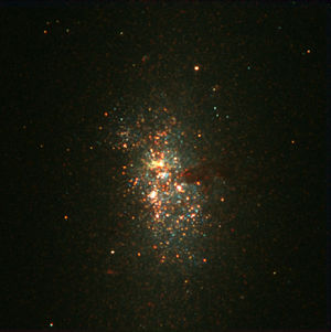 Überlagerung von Aufnahmen durch das Hubble-Weltraumteleskop (blau: 550 nm, grün: 790 nm) und durch das VLT (rot: 2160 nm)