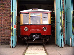 Ein restaurierter ET 166 in der Triebwagenhalle Erkner
