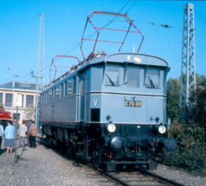 E 75 09 am 20. Oktober 1985 im DB-Ausbesserungswerk München-Freimann