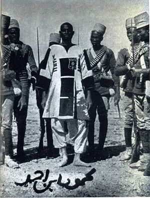 Emir Mahmud Ahmad als Gefangener nach der Schlacht. Das Blut stammt von einer Wunde am Oberschenkel.