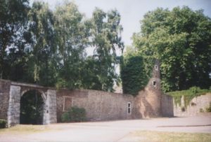 Burgmauer mit Haupttor von Westen gesehen
