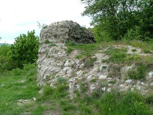 Mauerreste der Ruine Falkenburg mit Blick nach Osten