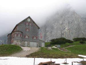 Die Falkenhütte vor der Herzogkante (Laliderer Spitze)