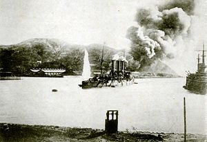 Beschuss der russischen Kriegsschiffe im Hafen von Port Arthur durch japanische Artillerie